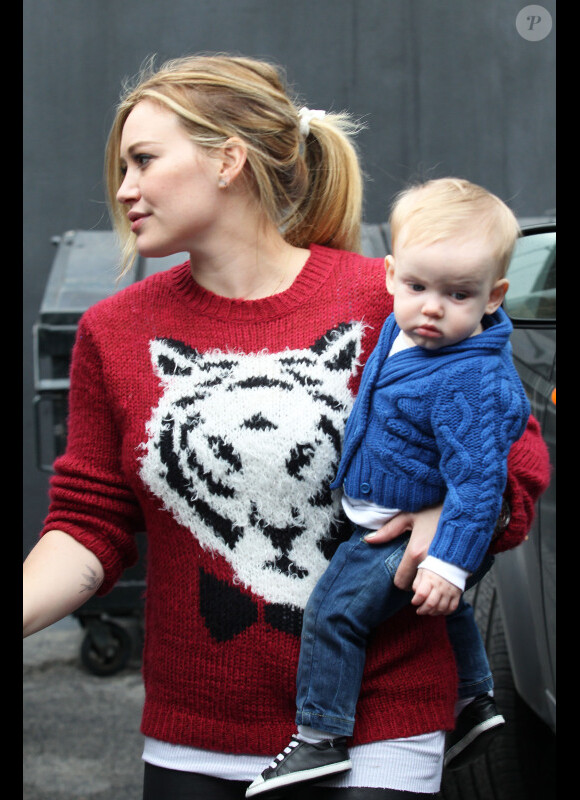Hilary Duff et son fils Luca font du shopping de Noël à West Hollywood, le 12 decembre 2012.