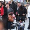 Sandra Bullock emmène son fils Louis au parc Disneyland avec Melissa McCarthy et son mari Ben Falconea. Photo prise le 13 décembre 2012.