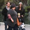 Sandra Bullock emmène son fils Louis au parc Disneyland avec Melissa McCarthy et son mari Ben Falconea. Photo prise le 13 décembre 2012.