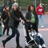 Sandra Bullock emmène son fils Louis au parc Disneyland. Photo prise le 13 décembre 2012.
