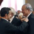 Maurice Herzog fait grand officier de la Legion d'Honneur par Nicolas Sarkozy, à Paris le 14 avril 2008.
