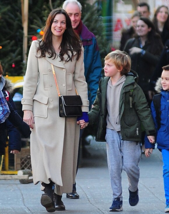 Liv Tyler tient par la main son fils Milo dans les rues de New York, le 14 décembre 2012.
