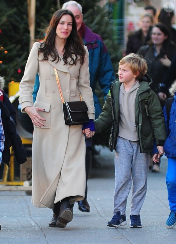 Liv Tyler et son fils Milo dans les rues de New York, le 14 décembre 2012.