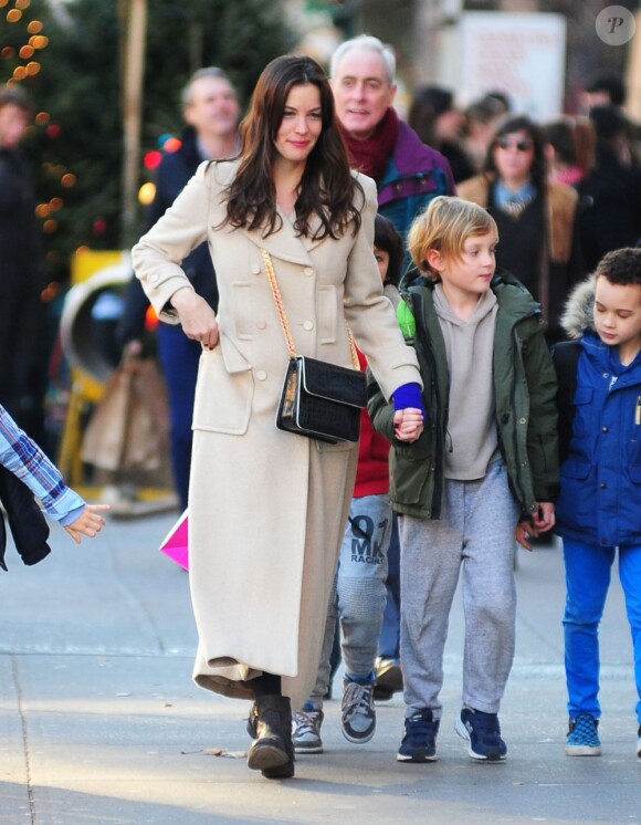 Liv Tyler et son fils Milo dans les rues de New York, le 14 décembre 2012.