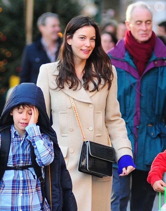 Liv Tyler sublime dans son long manteau beige et son fils Milo dans les rues de New York, le 14 décembre 2012.