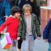 Milo, 8 ans, fils de Liv Tyler, et un de ses camarades dans les rues de New York, le 14 décembre 2012.