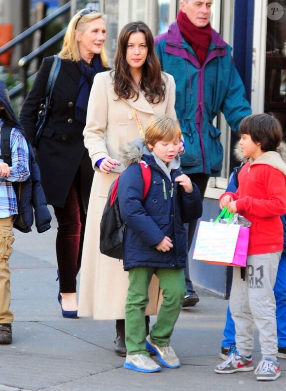 Liv Tyler et son fils Milo dans les rues de New York, le 14 décembre 2012.