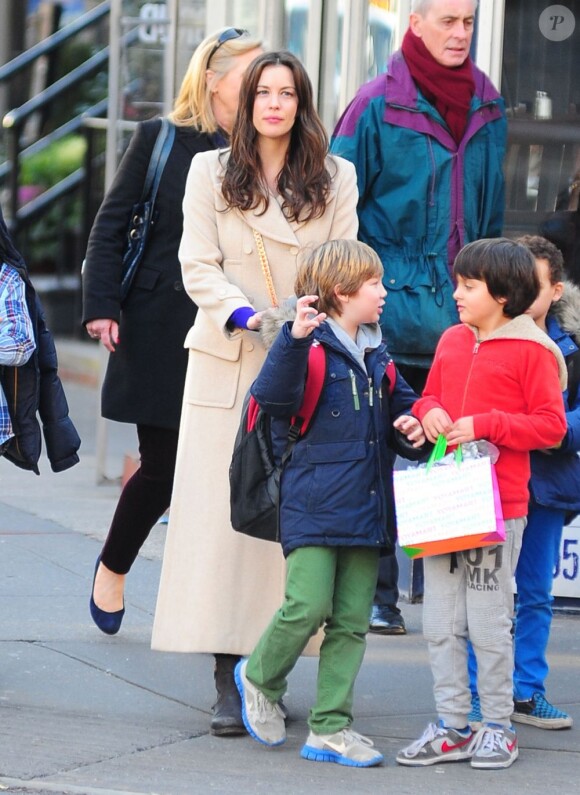 Liv Tyler et son fils Milo dans les rues de New York, le 14 décembre 2012.