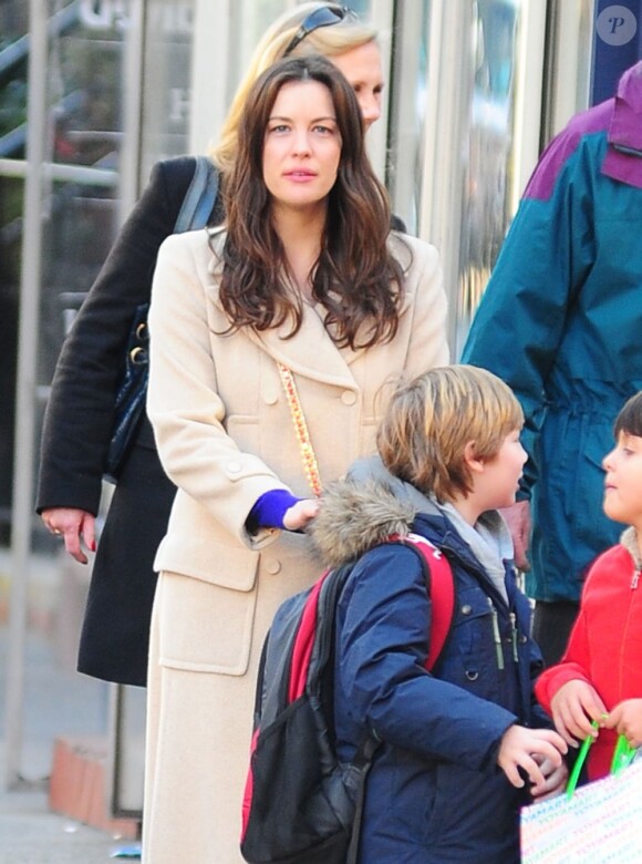 Liv Tyler, belle même sans maquillage, et son fils Milo dans les rues de New York, le 14 décembre 2012.