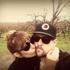 Nicole Richie et Joel Madden s'embrassent et le poste sur Twitter.