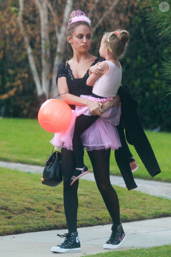 Nicole Richie en danseuse se rend à une Halloween Party à Beverly Hills avec ses enfants Harlow 4 ans et Sparrow, 3 ans, le 31 octobre 2012.
