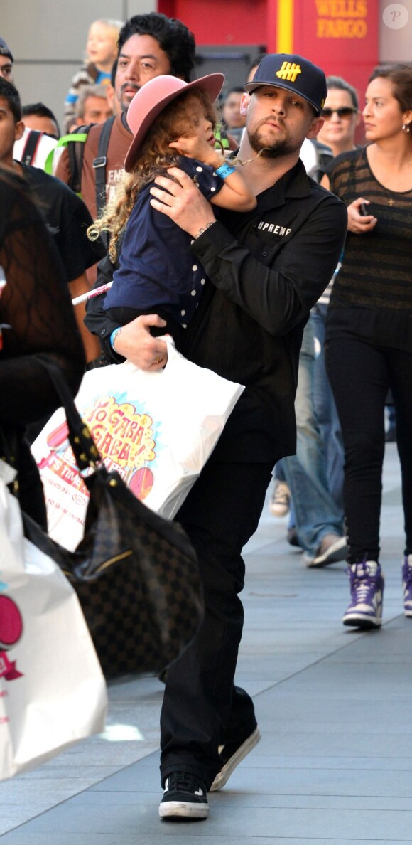 Joel Madden porte sa fille Harlow, quatre ans, au cours d'une visite du Nokia Theater. Los Angeles, le 23 novembre 2012.
