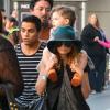 Nicole Richie se glisse parmi les visiteurs anonymes du Nokia Theater avec son fils Sparrow (trois ans) sur les épaules. Los Angeles, le 23 novembre 2012.