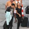 Kate Moss et Jamie Hince arrivent en vacances sur l'île Saint-Barthélemy le 13 décembre 2012. Mari aimant, Jamie Hince porte délicatement le manteau de sa belle.