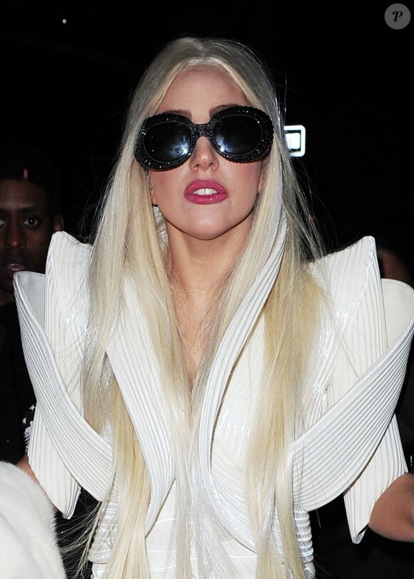Lady Gaga au milieu de ses fans à New York le 14 décembre 2012.