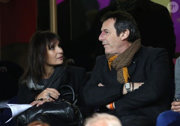 Jean-Luc Reichmann et sa femme Nathalie lors du match entre le PSG et Lyon le 16 décembre 2012 au Parc des Princes (victoire 1-0 du PSG) à Paris