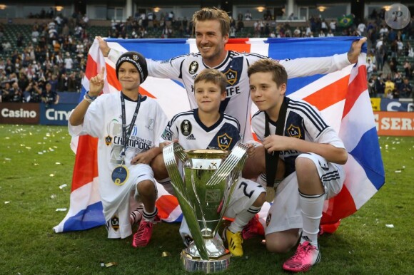 David Beckham et ses trois fils, Romeo, Cruz et Brooklyn, célèbrent la victoire des Los Angeles Galaxy sur la pelouse du Home Depot Center. Carson, le 1er décembre 2012.