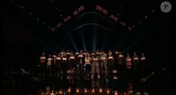 Christina Aguilera a chanté le tube Hallelujah avec le jury et les candidats de The Voice, en hommage aux victimes de la tuerie de Newtown, survenue le 14 décembre dernier. La finale de l'émission doit avoir lieu mardi 18 décembre 2012.