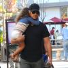 Gabriel Aubry et sa fille Nahla, font du shopping à Los Angeles le 22 mars 2012.