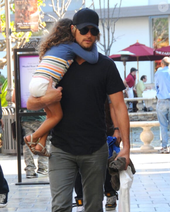Gabriel Aubry et sa fille Nahla, font du shopping à Los Angeles le 22 mars 2012.