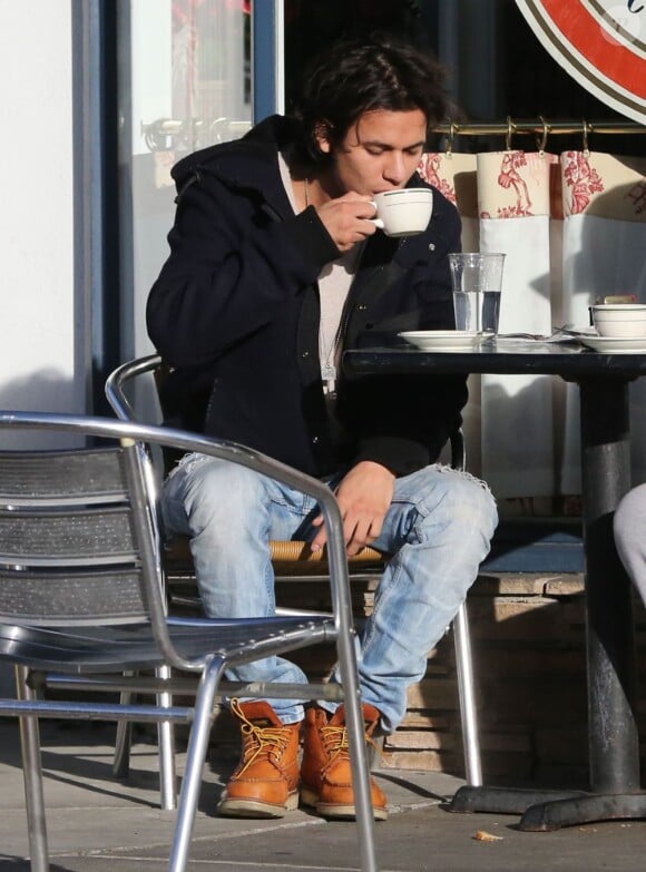 Bronson Pelletier boit un café à West Hollywood, le 18 décembre 2012, quelques heures après son arrestation à l'aéroport de Los Angeles.