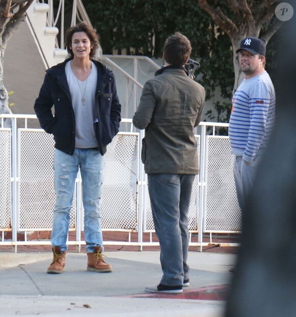 Bronson Pelletier discute avec deux amis à West Hollywood, le 18 décembre 2012.