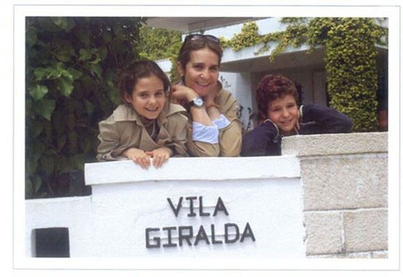 La carte de voeux d'Elena d'Espagne, qui pose avec ses enfants Victoria et Felipe à la Villa Giralda à Estoril, au Portugal, pour les fêtes de fin d'année 2012 et la nouvelle année 2013.