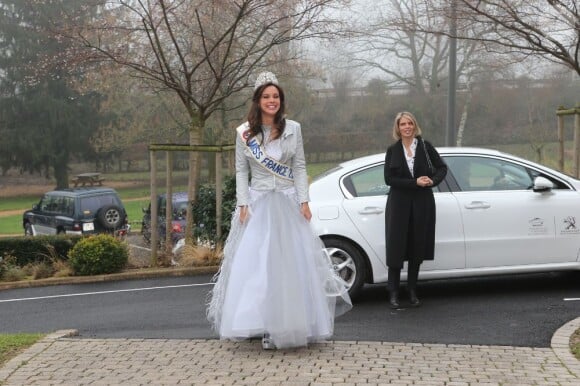 Marine Lorphelin, Miss France 2013, aux côtés de Sylvie Tellier, lors de son retour dans sa ville natale, Charnay-les-Macon en Bourgogne, le 19 décembre 2012