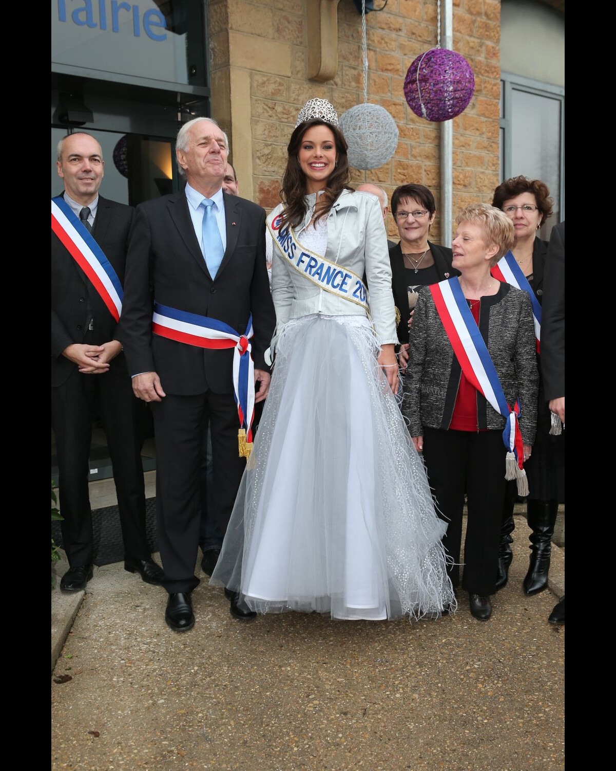 Vid O Marine Lorphelin Miss France Aux C T S Du Maire De Retour Dans Sa Ville Natale