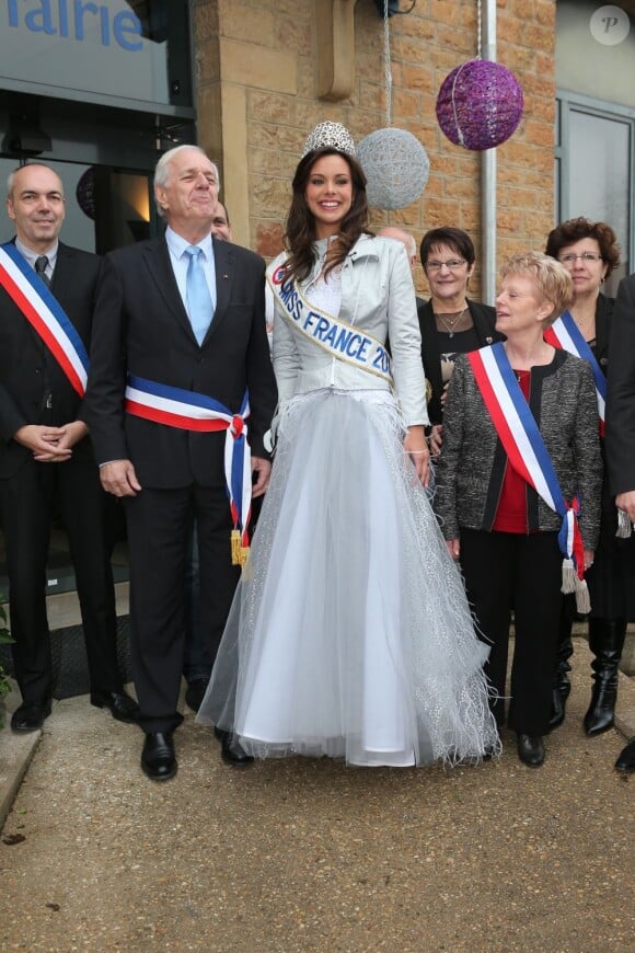 Marine Lorphelin, Miss France 2013, aux côtés du maire, de retour dans sa ville natale, Charnay-les-Macon en Bourgogne, le 19 décembre 2012