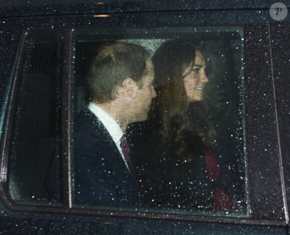 Le prince William et Kate Middleton, duc et duchesse de Cambridge, repartant de Buckingham après le déjeuner de Noël organisé par la reine Elizabeth II, à Londres, le 19 décembre 2012.