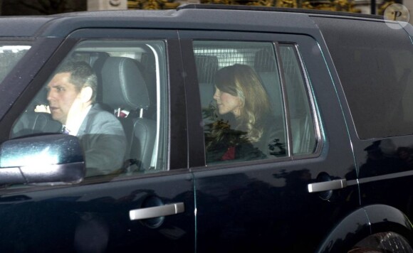 Kate Middleton et le prince William sont arrivés séparément et repartis ensemble de Buckingham Palace après le déjeuner de Noël organisé par la reine Elizabeth II, à Londres, le 19 décembre 2012