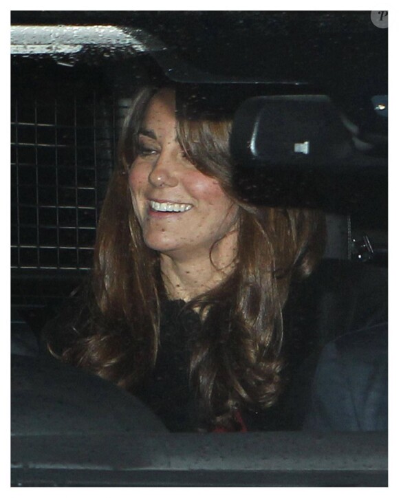 Kate Middleton était souriante et visiblement en forme à Buckingham Palace pour le déjeuner de Noël organisé par la reine Elizabeth II, à Londres, le 19 décembre 2012