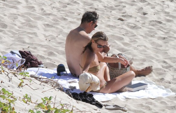 Kate Moss et Jamie Hince se détendent en amoureux sur une plage à Saint-Barthélémy le 19 decembre 2012