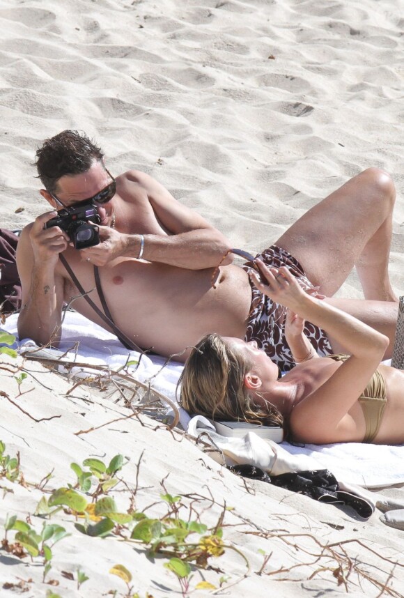 Jamie Hince ne peut s'empêcher de photographier sa belle Kate Moss alors qu'il se détendent sur une plage à Saint-Barthélémy le 19 decembre 2012