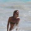 Kate Moss joue la sirène sur une plage à Saint-Barthélémy le 19 decembre
