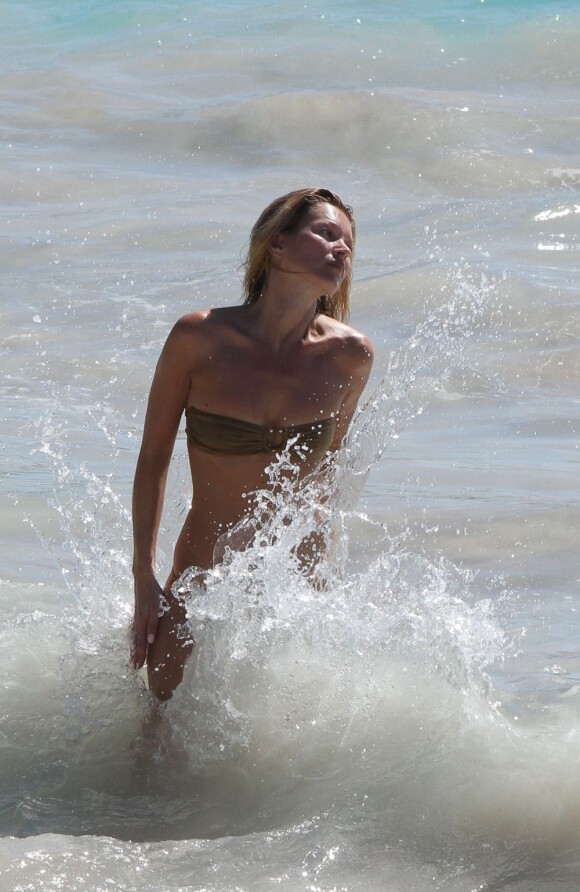 Kate Moss joue la sirène sur une plage à Saint-Barthélémy le 19 decembre