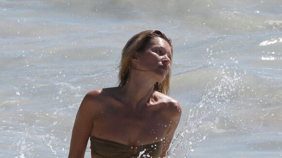Kate Moss : Sirène à la plage et amoureuse folle de son mari sur le sable chaud