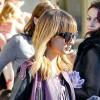 Exclusif - Nicole Richie quitte l'El Rey Theater avec son fils Harlow. Los Angeles, le 19 décembre 2012.