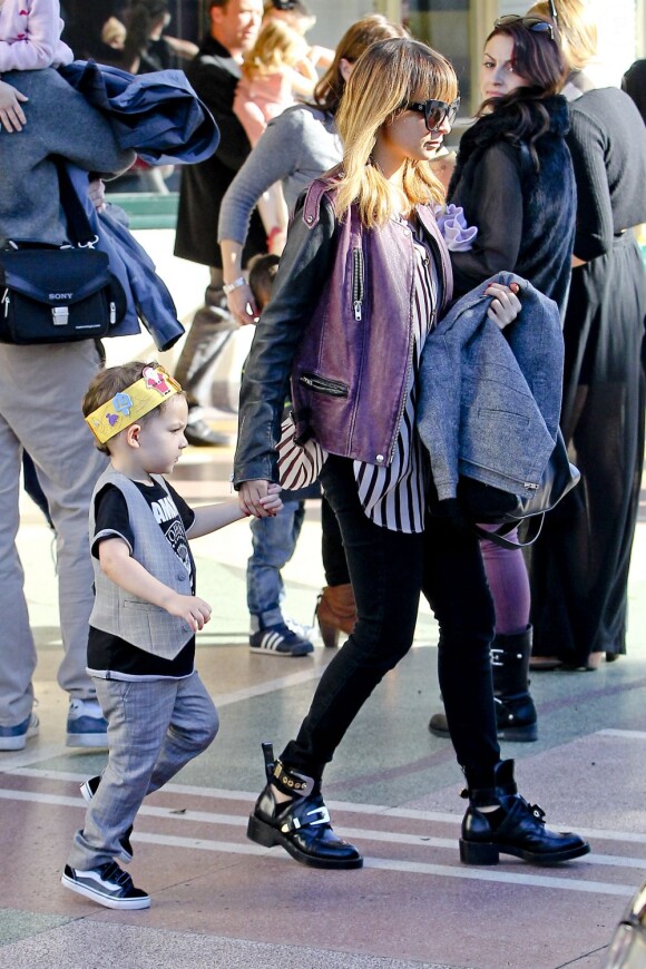 Exclusif - Nicole Richie quitte l'El Rey Theater avec son fils Harlow. Los Angeles, le 19 décembre 2012.