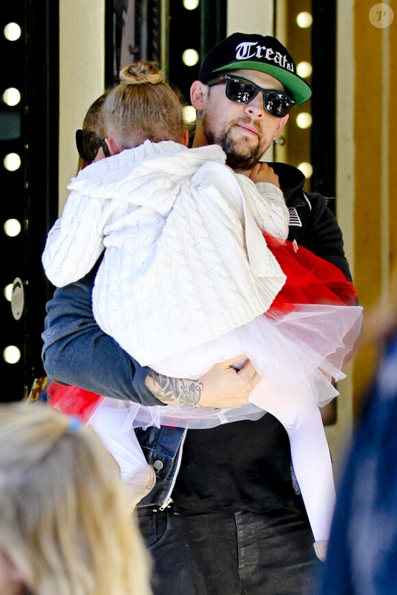 Exclusif - Joel Madden porte sa fille Harlow en quittant l'El Rey Theater. Los Angeles, le 19 décembre 2012.