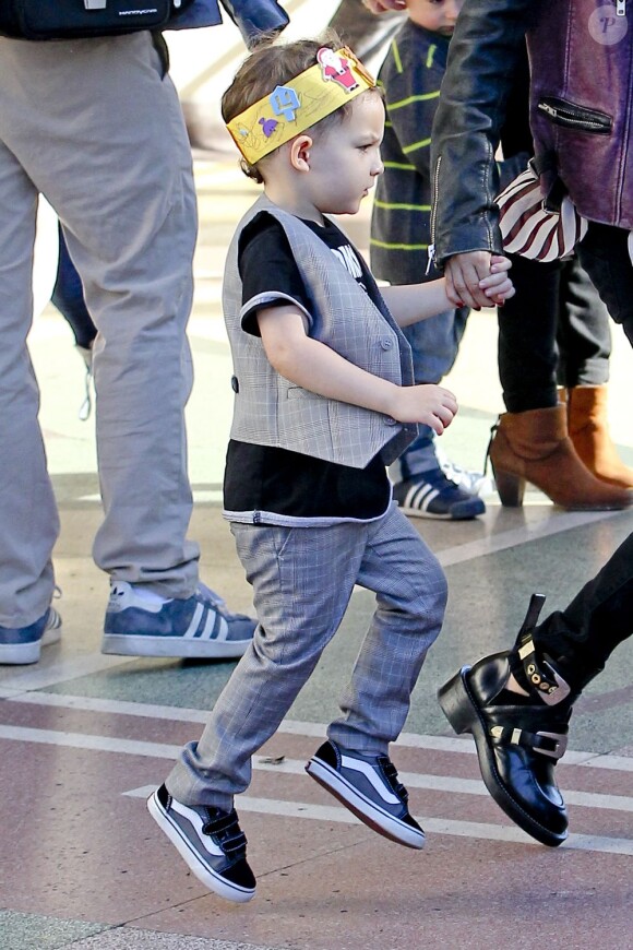 Exclusif - L'adorable Harlow, 3 ans, tient sa mère Nicole Richie par la main en quittant l'EL Rey Theater. Los Angeles, le 19 décembre 2012.