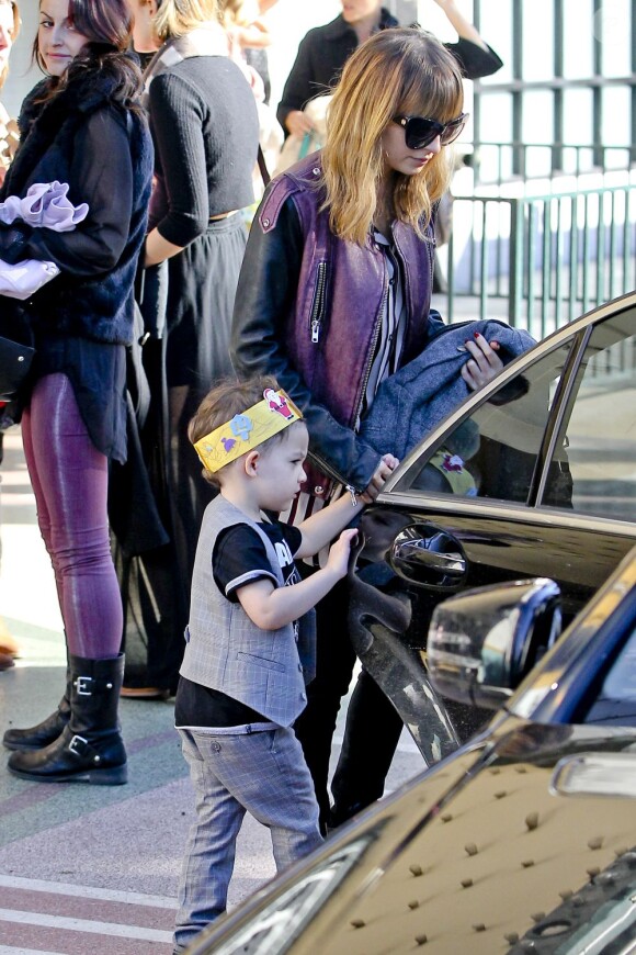 Exclusif - Nicole Richie et son fils Sparrow quittent l'El Rey Theater à Los Angeles. Le 19 décembre 2012.