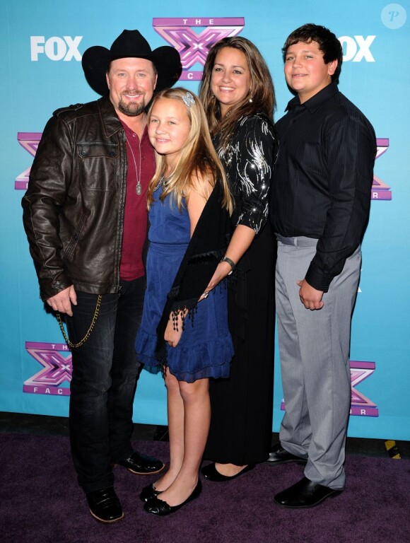 Le vainqueur Tate Stevens et sa famille pour la finale de X Factor, à Los Angeles, le 20 décembre2012.