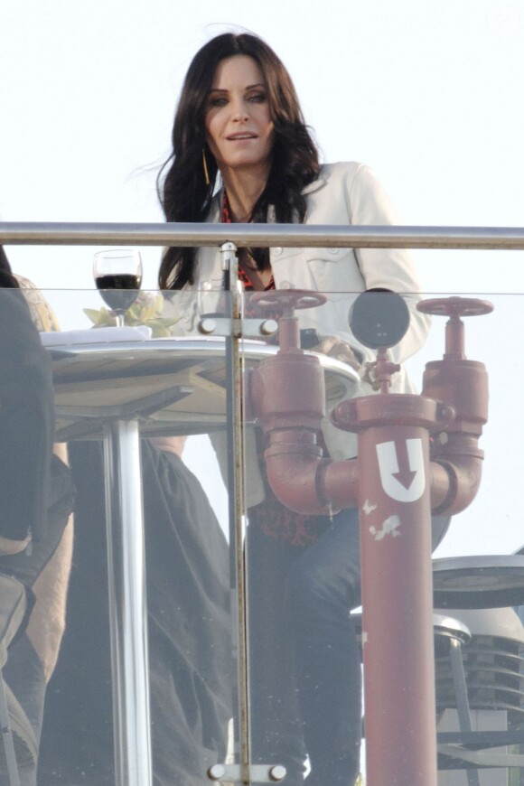 Courteney Cox regarde ses fans pendant le tournage de la série Cougar Town à Venice Beach, le 20 décembre 2012.