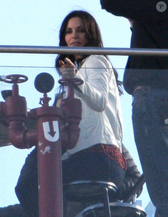Courteney Cox, une quadra sexy sur le tournage de la série Cougar Town à Venice Beach, le 20 décembre 2012.