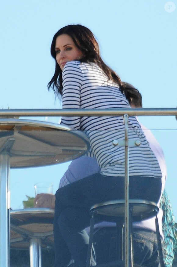 Parfaite courbure pour Courteney Cox sur le tournage de la série Cougar Town à Venice Beach, le 20 décembre 2012.