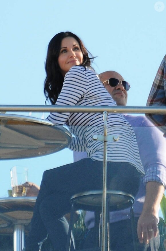 Courteney Cox est lumineuse sur le tournage de la série Cougar Town à Venice Beach, le 20 décembre 2012.