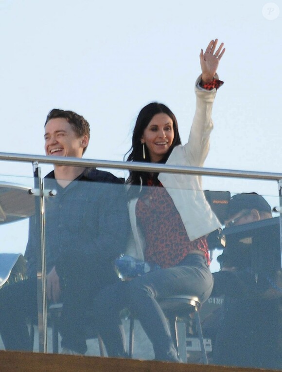Courteney Cox salue ses fans pendant le tournage de la série Cougar Town à Venice Beach, le 20 décembre 2012.