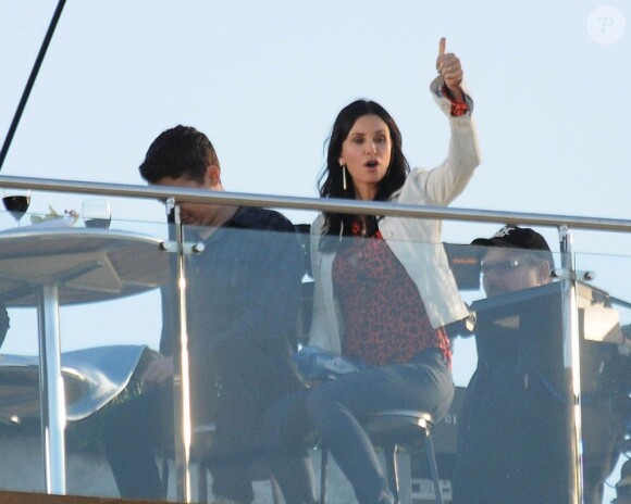 Courteney Cox félicite ses fans sur le tournage de la série Cougar Town à Venice Beach, le 20 décembre 2012.